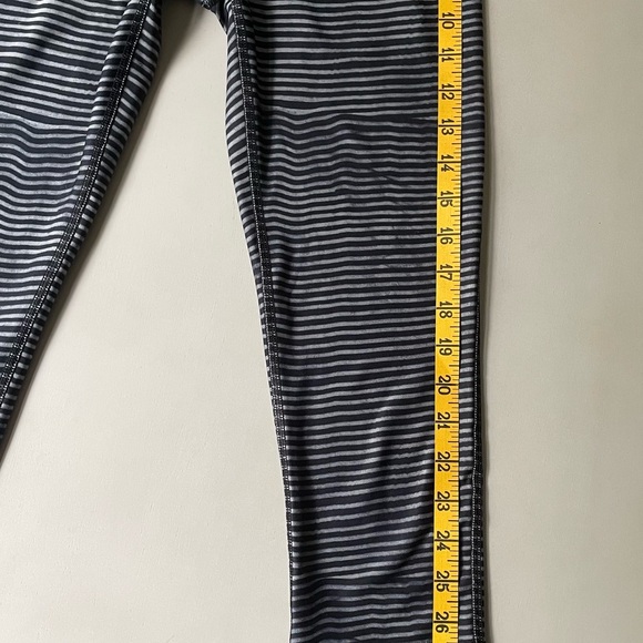 Under Armour Black‎ and Gray Capri Heat Gear Compression Leggings sz small - Picture 4 of 6